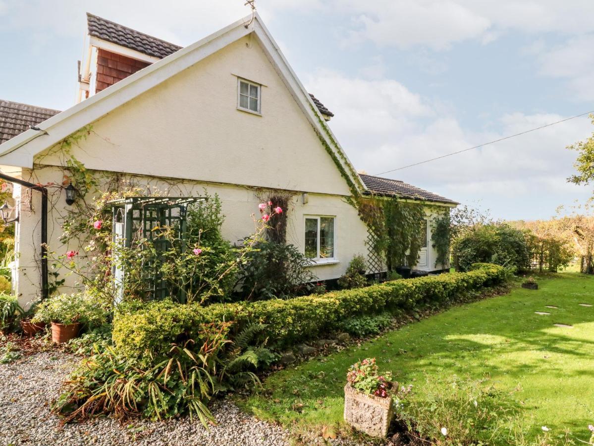 Claire'S Cottage Poughill  エクステリア 写真